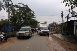 Lực lượng chức năng trên đường vào khu vực sạt lở của Thủy điện Rào Trăng 3. (Ảnh: Đỗ Văn Trưởng/TTXVN)