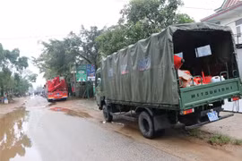 Lực lượng chức năng trên đường vào khu vực sạt lở của Thủy điện Rào Trăng 3. (Ảnh: Đỗ Văn Trưởng/TTXVN)