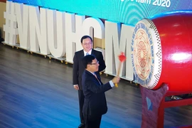 Phó Thủ tướng Phạm Bình Minh thực hiện nghi thức đánh trống khai khóa. (Nguồn: vnuhcm.edu.vn)