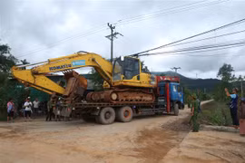 Các xe máy xúc cỡ lớn được đưa đến hiện trường vụ sạt lở. (Ảnh: Lê Lâm/TTXVN)