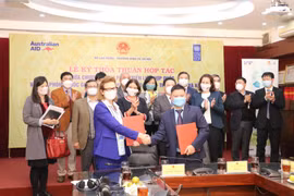 Ký kết thỏa thuận hợp tác trong lĩnh vực giảm nghèo giữa Chương trình Phát triển Liên hợp quốc (UNDP) và Văn phòng Quốc gia về giảm nghèo. (Ảnh: PV/Vietnam+)