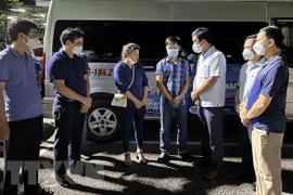 Lãnh đạo Ủy ban Nhân dân tỉnh Phú Thọ thăm hỏi, động viên gia đình người gặp nạn. (Ảnh: Trung Kiên/TTXVN)