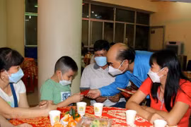 Tổ chức công đoàn thăm hỏi, động viên và lì xì Tết cho công nhân lao động. (Ảnh minh họa: Thanh Vũ/TTXVN)