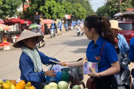 Tuyên truyền về chính sách bảo hiểm xã hội cho người lao động. (Ảnh: PV/Vietnam+)