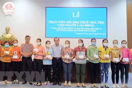 Người lao động bị ảnh hưởng bởi đại dịch COVID-19 trên địa bàn thành phố Cà Mau được hỗ trợ 3 tháng tiền thuê nhà trọ, mỗi tháng 500.000 đồng. (Ảnh: Kim Há/TTXVN)