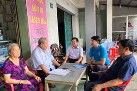 Cán bộ bảo hiểm xã hội tại Trà Vinh tư vấn về chính sách bảo hiểm cho người dân. (Ảnh: PV/Vietnam+