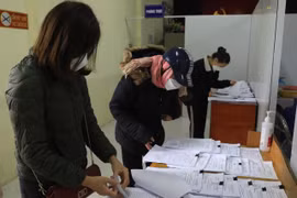 Người dân lấy giấy xác nhận F0 tại phường. (Ảnh: Hoàng Hiếu/TTXVN) 
