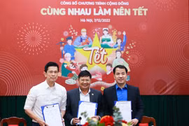 Ký kết thỏa thuận hợp tác, chung tay thực hiện Chương trình "Cùng nhau làm nên Tết”. (Ảnh: PV/Vietnam+)