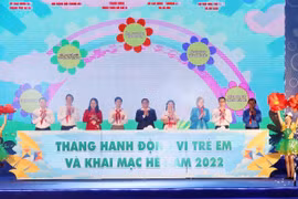 Thủ tướng Phạm Minh Chính và các đại biểu thực hiện nghi thức phát động Tháng hành động vì trẻ em và khai mạc hè năm 2022. (Ảnh: Dương Giang/TTXVN)
