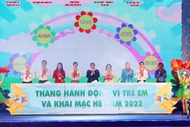 Thủ tướng Phạm Minh Chính và các đại biểu thực hiện nghi thức phát động Tháng hành động vì trẻ em và khai mạc hè năm 2022. (Ảnh: Dương Giang/TTXVN)