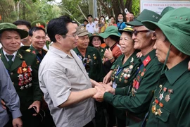 Thủ tướng Phạm Minh Chính gặp gỡ, thăm hỏi các cựu thanh niên xung phong tại Ngã ba Đồng Lộc. (Ảnh minh họa: Dương Giang/TTXVN)