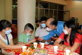 Thăm hỏi, động viên và lì xì Tết cho công nhân lao động tại chương trình Tết Sum vầy. (Ảnh: Thanh Vũ - TTXVN) 