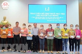Người lao động bị ảnh hưởng bởi đại dịch COVID-19 trên địa bàn thành phố Cà Mau được hỗ trợ 3 tháng tiền thuê nhà trọ, mỗi tháng 500.000 đồng. (Ảnh: Kim Há/TTXVN)