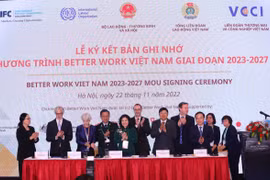 Ký kết Bản ghi nhớ về thực hiện Chương trình Better Work giai đoạn 2023-2027. (Ảnh: PV/Vietnam+)
