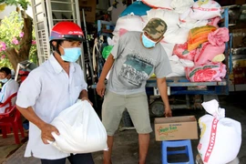 Cấp phát gạo cứu đói. (Ảnh minh hoạ: TTXVN)