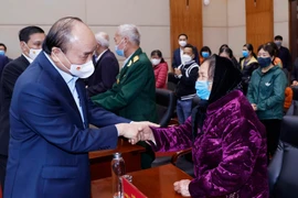 Chủ tịch nước Nguyễn Xuân Phúc thăm, tặng quà và chúc Tết các gia đình người có công, nạn nhân chất độc da cam, hộ nghèo, công nhân lao động nhân dịp Tết Nguyên đán Nhâm Dần 2022. (Ảnh: Thông Nhất/ TTXVN)