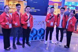 Thí sinh Nguyễn Xuân Thái (thứ 3 từ trái sang) và thí sinh Nguyễn Thanh Tùng (thứ 4 từ trái sang) vừa giành 2 huy chương cho đoàn Việt Nam. (Nguồn: Molisa.gov.vn)