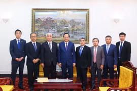Bộ trưởng Bộ Lao động-Thương binh và Xã hội Đào Ngọc Dung và ông Nakatani Gen, Trợ lý Thủ tướng Nhật Bản trao đổi về các chương trình hợp tác về nguồn nhân lực. (Ảnh: PV/Vietnam+)