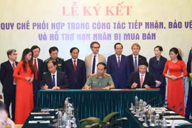 Lễ ký kết quy chế phối hợp trong công tác tiếp nhận, bảo vệ và hỗ trợ nạn nhân bị mua bán. (Ảnh: Hoàng Hiếu/TTXVN)