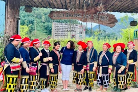 Đại sứ Australia tại Việt Nam thăm mô hình du lịch cộng đồng tại xã Tả Phìn, thị xã Sa Pa do GREAT hỗ trợ. (Ảnh: Hồng Kiều/Vietnam+)