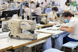 Doanh nghiệp dệt may thiếu hụt lao động cục bộ vì số ca F0 nhiều. (Ảnh: PV/Vietnam+)