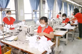 Công nhân dệt may phải giãn ca do thiếu đơn hàng. (Ảnh minh họa: TTXVN)