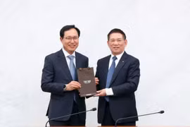 Bộ trưởng Hồ Đức Phớc và Tổng giám đốc Tổ hợp Samsung Việt Nam Choi Joo Ho. (Ảnh: Vietnam+)