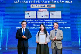 Giải Đặc biệt đã được trao cho loạt 3 bài: Bảo hiểm nhân thọ: Lắp “tay vịn cho cầu thang” không chỉ để trang trí của tác giả Hạnh Nguyễn, báo điện tử VietnamPlus, Thông tấn xã Việt Nam. (Ảnh: Vietnam+)