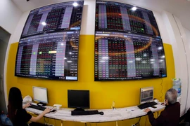 VNDIRECT đang dự thảo các chính sách mới để chia sẻ và bù đắp với những bất tiện mà khách hàng gặp phải trong những ngày không thể giao dịch.. (Ảnh: TTXVN)