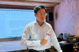 "Khi đưa tin về hoạt động kiểm toán, phóng viên, biên tập viên cần nắm vững để chủ động tiếp cận thông tin và có cách thức khai thác phù hợp, hiệu quả," tiến sỹ Lê Đình Thăng trao đổi. (Ảnh: Vietnam+)