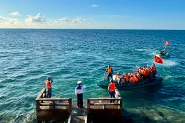 Ngọn hải đăng tràn đầy sức sống - Điểm tựa cho ngư dân vươn khơi bám biển