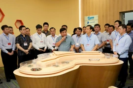 Bộ trưởng Bộ Kế hoạch và Đầu tư Nguyễn Chí Dũng đã trực tiếp đón tiếp và chia sẻ thông tin về hoạt động của NIC. (Ảnh: MPI/Vietnam+)