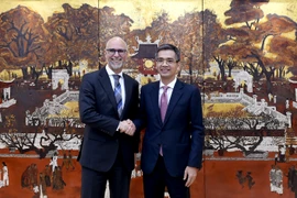 Thứ trưởng Bộ Tài chính Võ Thành Hưng đón tiếp và làm việc với Đại sứ Canada tại Việt Nam Shawn Steil, ngày 29/8. (Ảnh: BTC/Vietnam+)