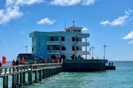 Đảo Len Đao - Giữa biển khơi rộng lớn nổi lên một khu nhà vững chắc, sừng sững hiên ngang đóng chốt ngay bên cạnh đảo Gạc Ma (do Trung Quốc chiếm đóng trái phép). (Ảnh: Hạnh Nguyễn/Vietnam+)