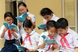 Các em học sinh tìm hiểu về quyền trẻ em. (Ảnh minh họa: Nguyễn Thủy/TTXVN)