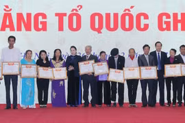 Chủ tịch Quốc hội Nguyễn Thị Kim Ngân trao Bằng Tổ quốc ghi công cho thân nhân các gia đình liệt sỹ. (Ảnh: Trọng Đức/TTXVN)