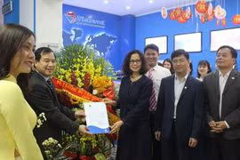 Đại điện Viettravel nhận thư chúc mừng. (Ảnh: PV/Vietnam+)
