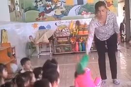Giáo viên đánh trẻ tại cơ sở mầm non Mầm Xanh. (Ảnh cắt từ video)