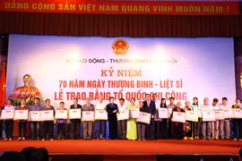 Lễ trao Bằng Tổ quốc ghi công. (Ảnh: Anh Tuấn/TTXVN)