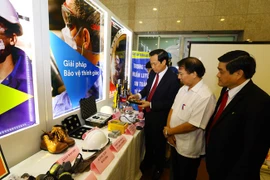 Bộ trưởng Đào Ngọc Dung tham quan gian hàng bảo hộ lao động bên lề Tháng hành động vì an toàn vệ sinh lao động. (Ảnh: Bộ Lao động-Thương binh và Xã hội)