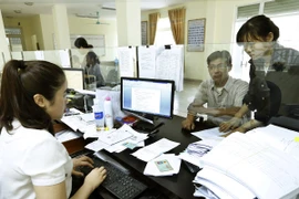 Giải quyết chế độ bảo hiểm xã hội cho người lao động. (Ảnh minh họa: TTXVN)