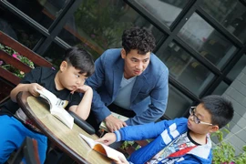 Khoảnh khắc bên các con của diễn viên Xuân Bắc. (Ảnh: UNICEF)