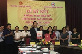 Hội Chữ thập đỏ Việt Nam và Bộ Lao động-Thương binh và Xã hội ký kết chương trình phối hợp. (Ảnh: PV/Vietnam+)