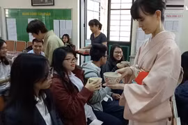 Học sinh Hà Nội được hướng dẫn cách uống trà của người Nhật. (Ảnh: Kim Ngân/Vietnam+)