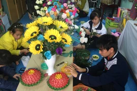 Lớp học handmade giúp các em học sinh khuyết tật có thêm kinh phí về quê ăn Tết. (Ảnh: Hồng Kiều/Vietnam+)