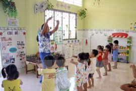 Giáo viên mầm non có còn đủ sức khỏe để kéo dài tuổi nghỉ hưu lên đến 60? (Ảnh minh họa: Phạm Minh Tuấn/TTXVN)