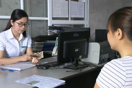 Chi trả chế độ bảo hiểm xã hội cho người lao động. (Ảnh minh họa: PV/Vietnam+)