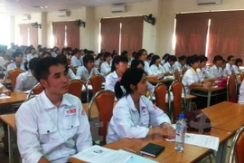 Lao động làm thủ tục sang làm việc tại Nhật Bản. (Ảnh: Hồng Kiều/Vietnam+)