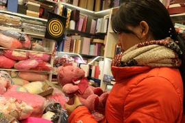 Thị trường quà tặng Valentine đã bắt đầu nhộn nhịp. (Ảnh: Nguyễn Giang/Vietnam+)