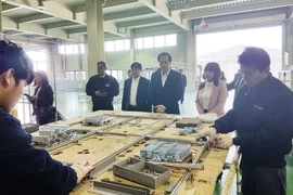 Bộ trưởng Đào Ngọc Dung thăm nơi làm việc của lao động Việt Nam tại Hàn Quốc. (Ảnh: Bộ Lao động-Thương binh và Xã hội)